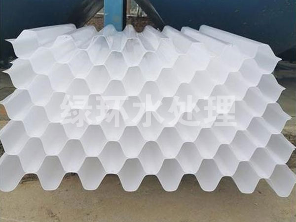 Hexagonal inclined tube settling media